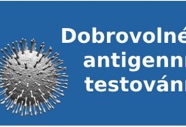 MUDr. Kloudová testuje antigenním testem na koronavirus.