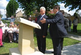 Odhalení pomníku - Vesnice roku 2015 ve Stračově foto Klika