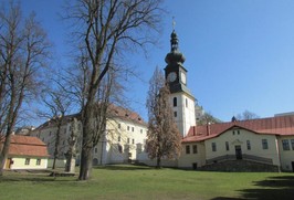 Areál zámku s bazilikou Nanebevzetí Panny Marie a sv. Mikuláše (Bous)